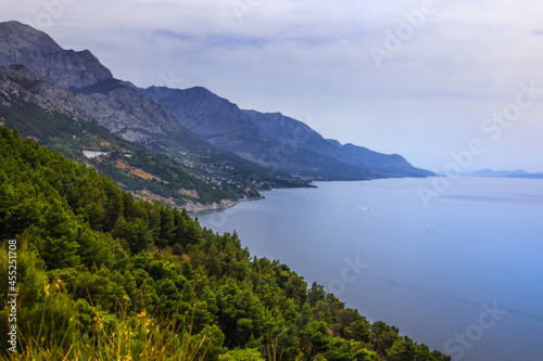 Wybrzeże Chorwackie z widokiem na morze Adriatyckie i góry Biokovo