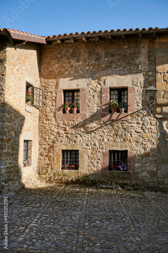 Fototapeta Naklejka Na Ścianę i Meble -  Ancient facade in Santillana del Mar, Cantabria