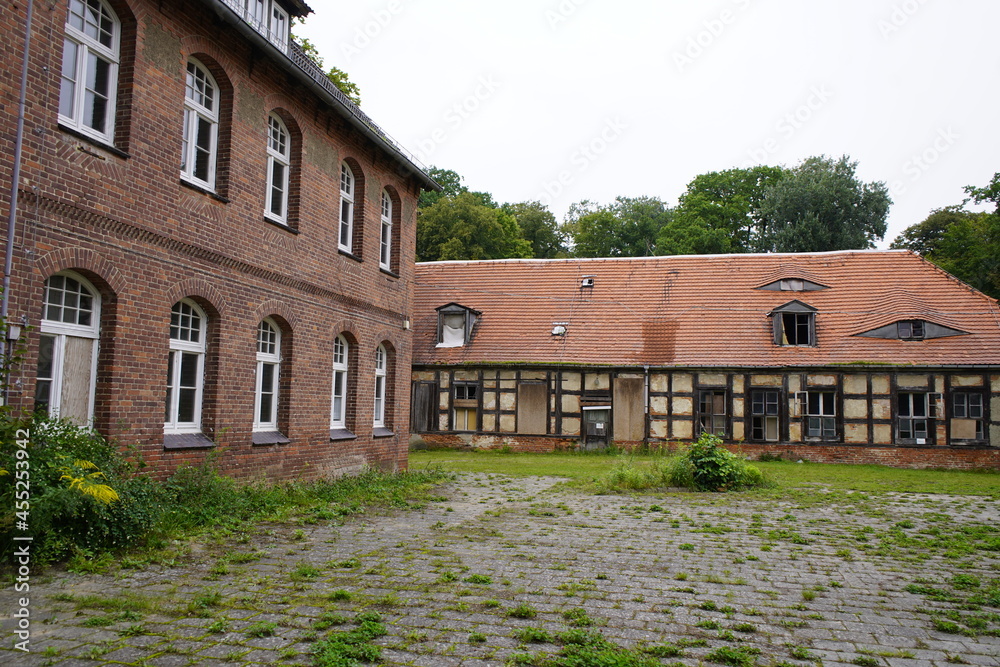 
The former school Mirow Mecklenburg-Western Pomerania, next to the Lower Castle on the castle island, was a primary school and later a primary school until 2015.The building is a historical monument.