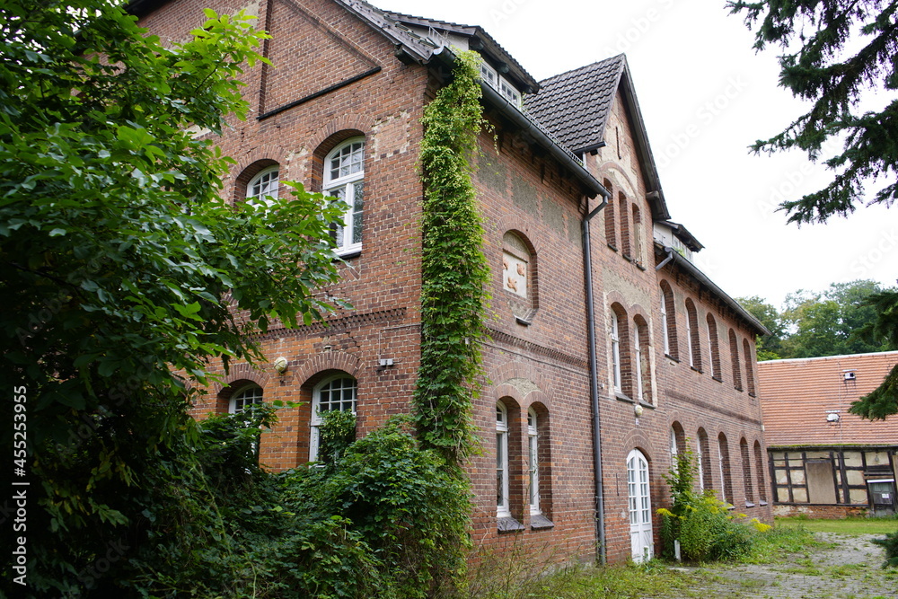 
The former school Mirow Mecklenburg-Western Pomerania, next to the Lower Castle on the castle island, was a primary school and later a primary school until 2015.The building is a historical monument.