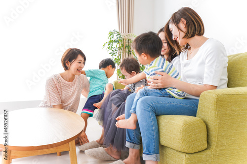 室内で楽しく遊ぶ子供とお母さん