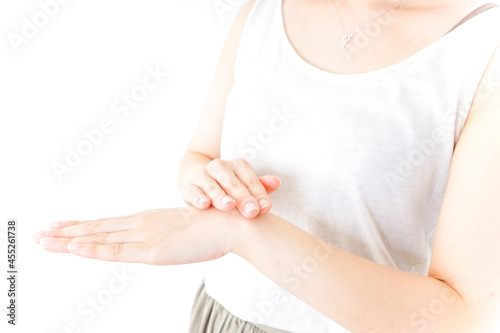 Wallpaper Mural ハンドケアをする女性 Torontodigital.ca