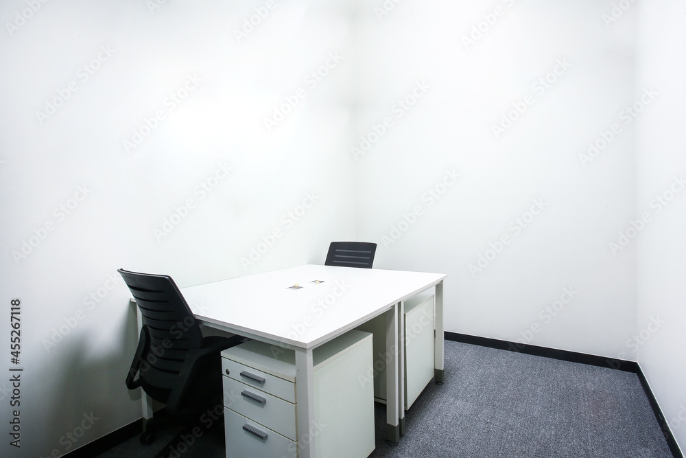 Fototapeta premium n office with a neat white background and chairs and desks 깔끔한 흰배경에 의자와 책상이 있는 사무실