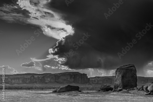 Photographie de paysage en noir et blanc d'un cumulonimbus menaçant sur la monument valley (parc national navajos aux états-unis) photo