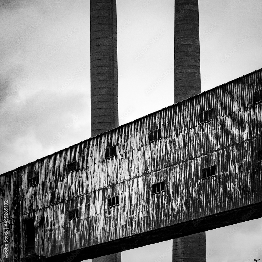 ancien-site-industriel-de-charleroi-en-noir-et-blanc-pr-sentant-deux