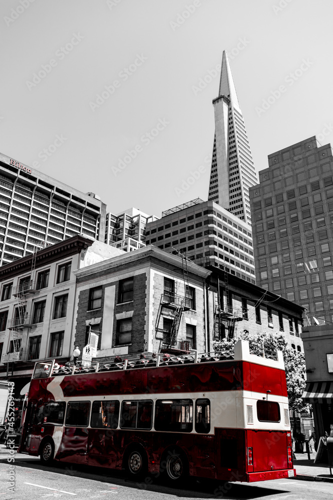photographie urbaine d'un bus à étage dans les rues de San Francisco montrant les bâtiments typiques de la ville - photographie en couleur sélective (noir, blanc, rouge)