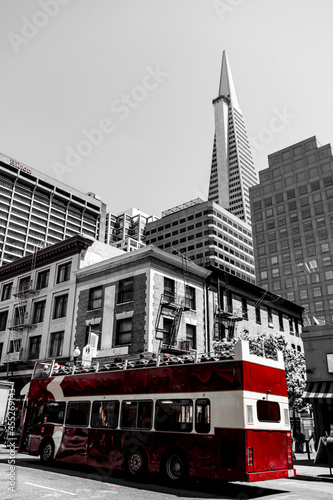 photographie urbaine d'un bus à étage dans les rues de San Francisco montrant les bâtiments typiques de la ville - photographie en couleur sélective (noir, blanc, rouge)