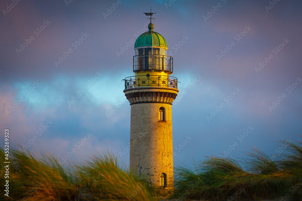 Leuchtturm an der Ostsee in Warnemünde im Sonnenuntergang