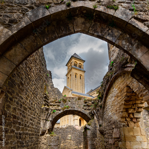 Vue du clocher de l'église de l'abbaye d'Orval au travers les anciennes ruines du monastère 