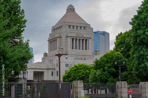 東京、永田町の国会議事堂正面 photo