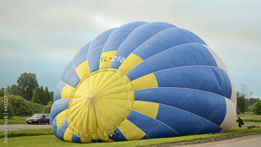 Fototapeta premium Preparing to take off with a colorful hot air balloon.