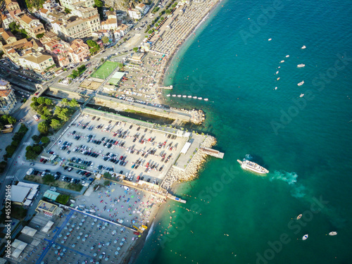 Vista aerea della città di vietri sul mare, costiera amalfitana