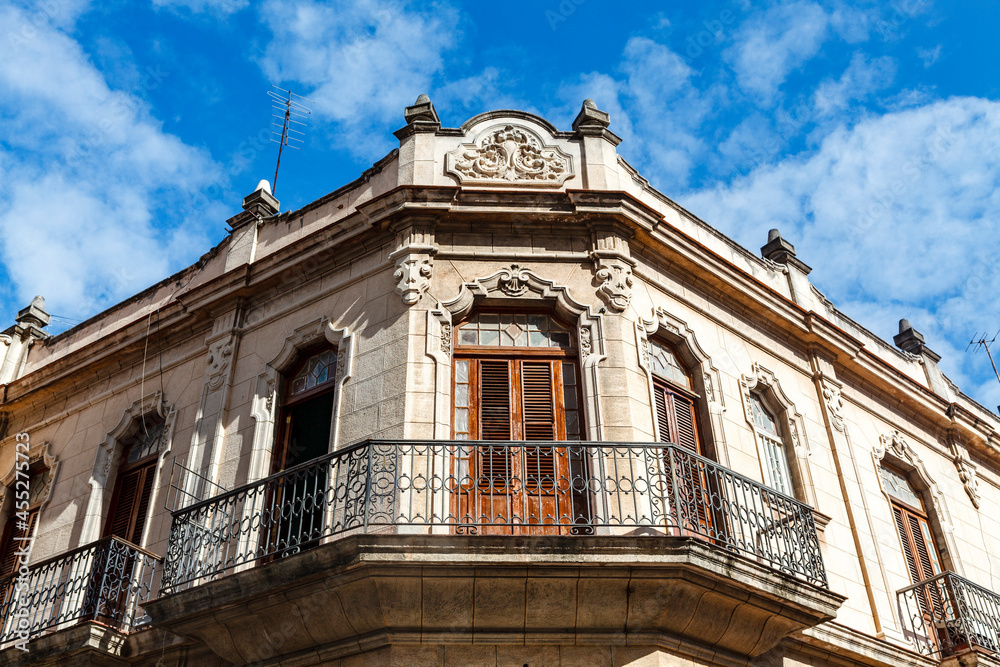 Obraz premium Facade of an old colonial house with balcony in the center of Old Havana, Cuba