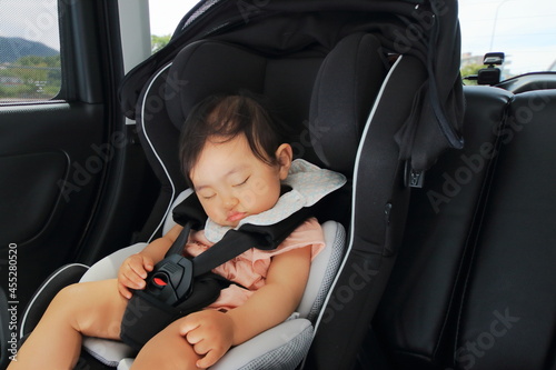 運転中の車のチャイルドシートに乗っている赤ちゃん