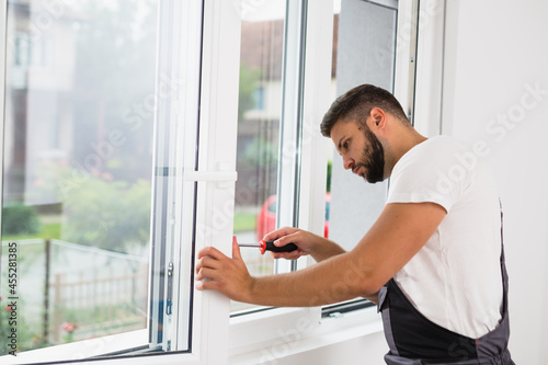 Fotografía worker fixing pvc windows indoor