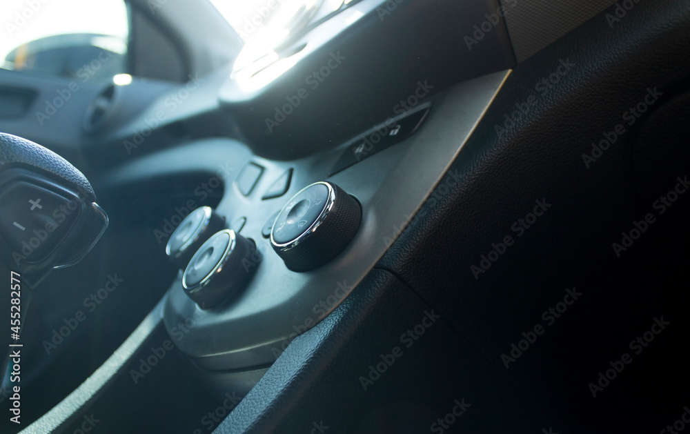 Left hand touches the air conditioner to rotate the inside of the car. Left hand touches the air conditioner to rotate the inside of the car.