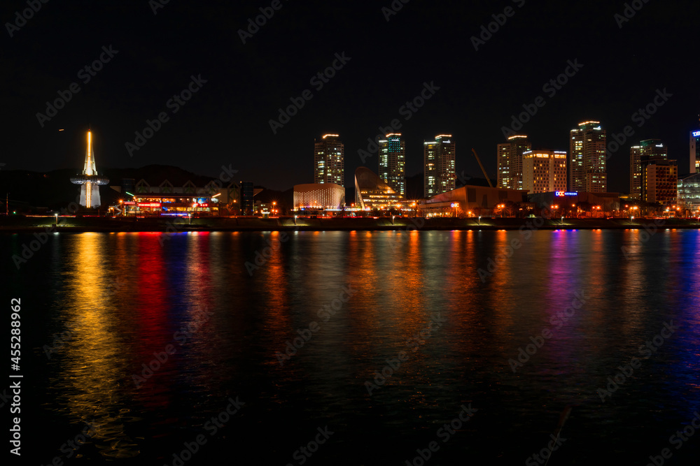 Obraz premium Daejeon expro bridge at night in daejeon with reflection,korea. The light bridges.
