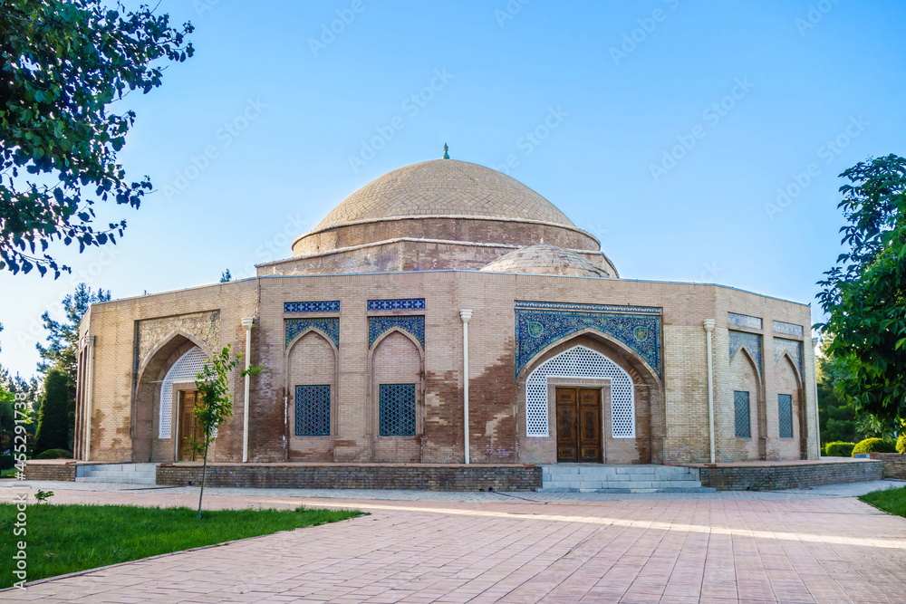 Fototapeta premium Chorsu trading dome, Eastern pavilion for bazaar trade. An architectural monument of the XV century. Shot in Samarkand, Uzbekistan
