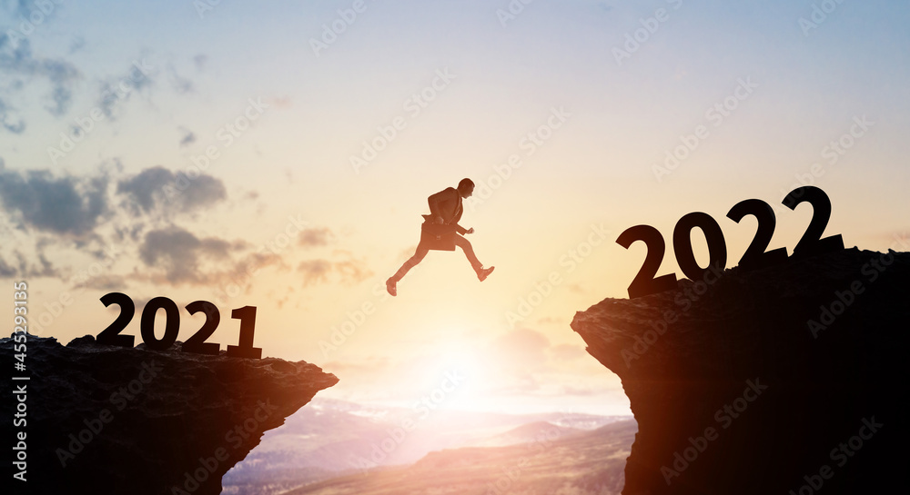 2022年ビジネス向け新年イメージ　ジャンプするビジネスマン　令和4年　年賀状