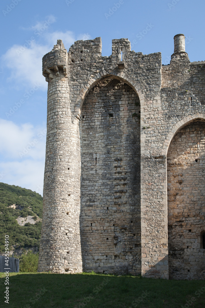 Détail du rempart du château médiéval de Rochemaure en Ardèche