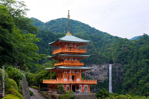 和歌山県那智勝浦町 熊野那智大社、青岸渡寺の三重塔と那智の滝 薄曇り