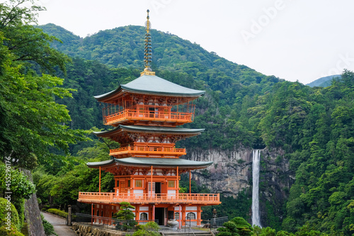 和歌山県那智勝浦町 熊野那智大社、青岸渡寺の三重塔と那智の滝 薄曇り