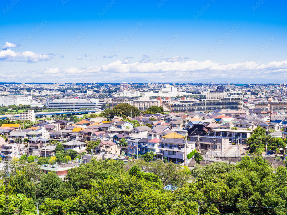 青空が広がる郊外の住宅地　東京