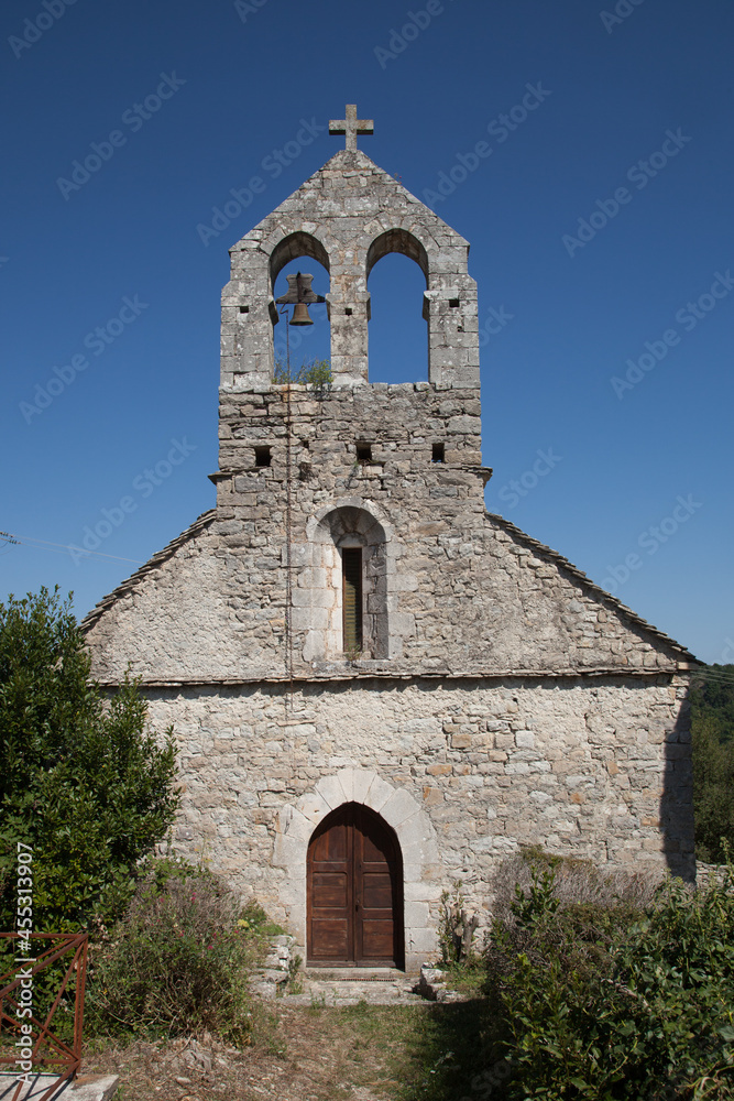 Façade de la vielle église du village de Gras an Ardèche méridionale