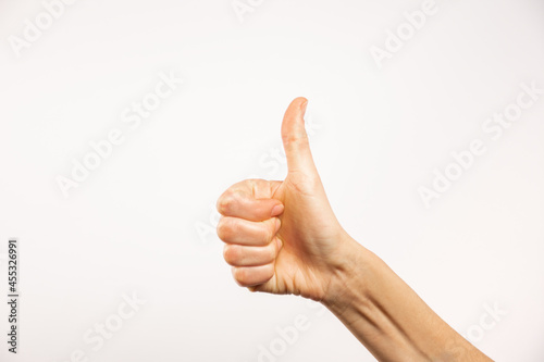 Mano señal ok, mano pulgar arriba, fondo blanco.