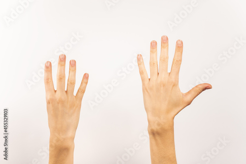Manos señal de numero 9, numero 9 con las manos Fondo blanco © Facundo
