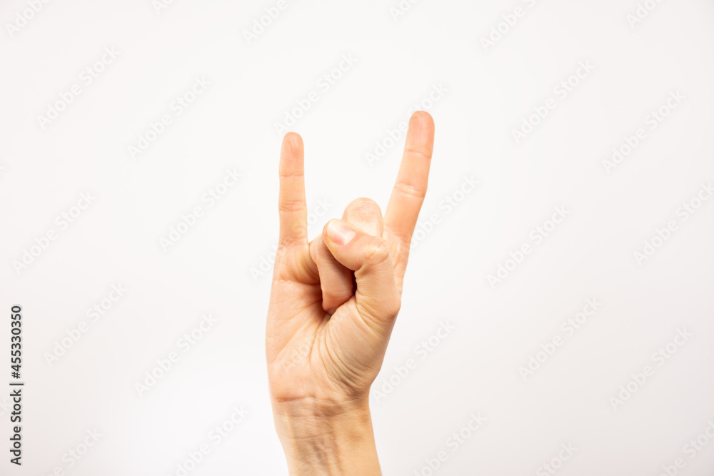 Mano señal de rock, fondo blanco. Mano señal de rock, fondo blanco.