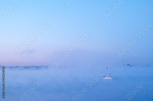 Obraz na płótnie Boat and sunrise w salonie