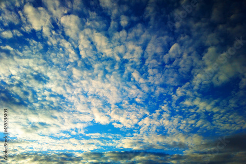 Dramatic pinnate daylight clouds background photo