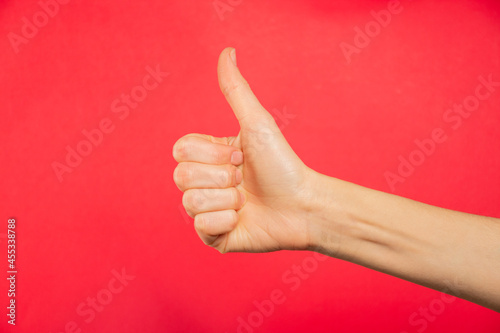 Mano pulgar arriba, señal de aprobación.