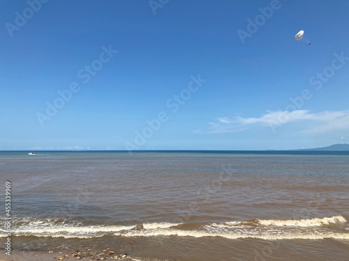 Paisaje de playa mexicana, mar en horizonte de día soleado