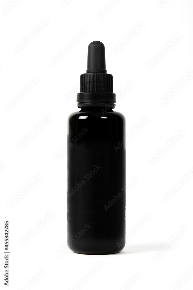 Bouteille noire avec pipette pour huiles essentielles ou extraits de plantes.