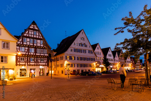 Stadt Biberach am Abend mit historischen Gebäuden 