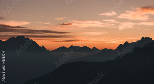 Romantischer Sonnenuntergang in den italienischen Alpen © Alex