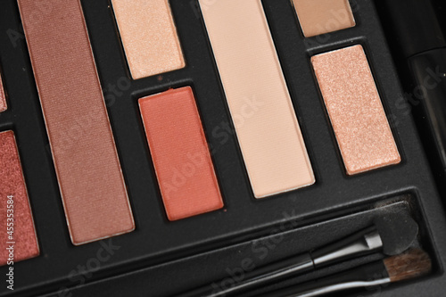 Paleta con sombra de ojos, colores cálidos 