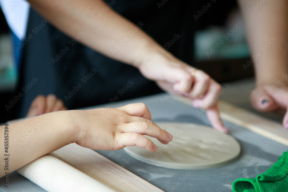 Master class on sculpting dishes (plates, cups) from clay. Master class on sculpting dishes (plates, cups) from clay.