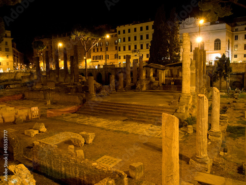 Ancient ruins in the center of Rome at night.