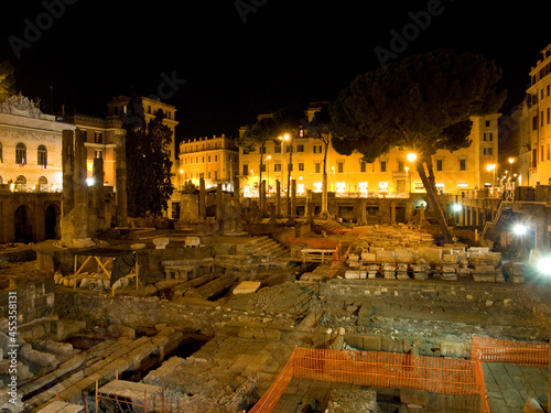 Ancient ruins in the center of Rome at night.
