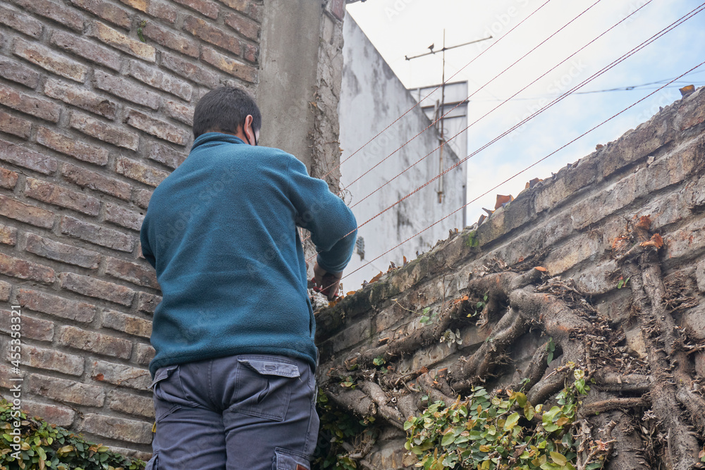 hombre trabajando en muro