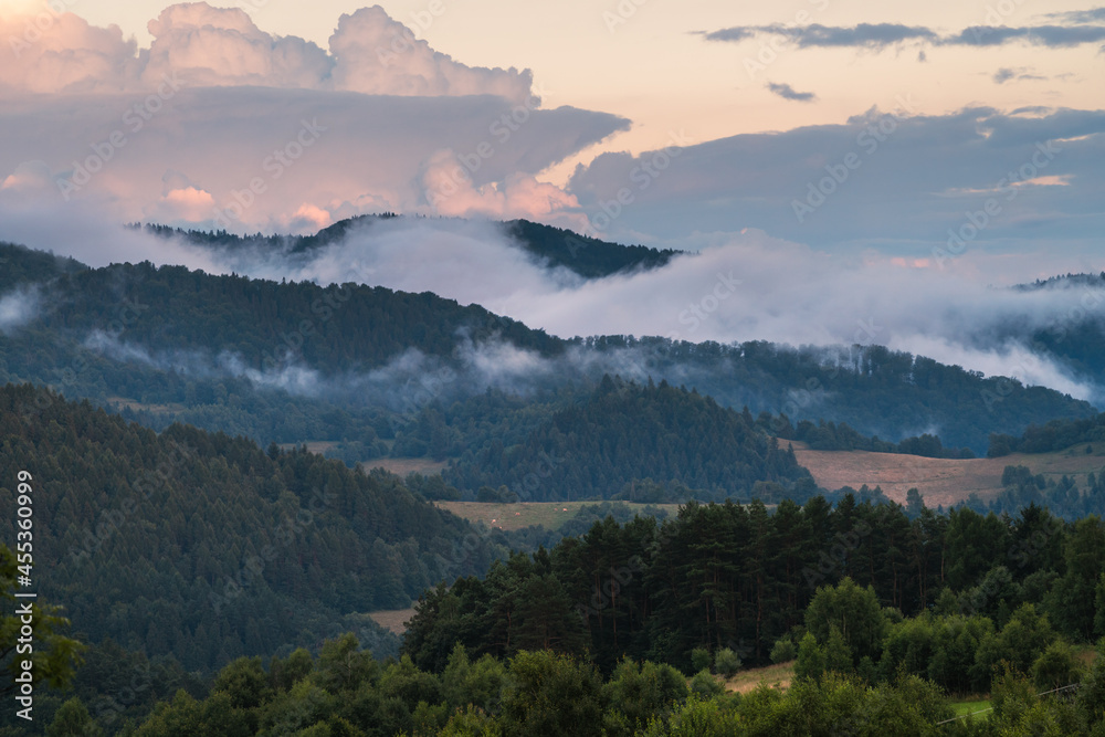 Beskid Sądecki w chmurach