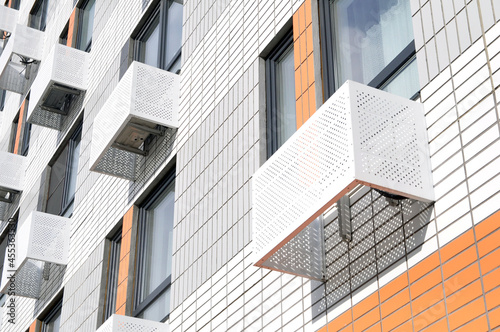 Foto The facade of a new multi-storey residential building with windows and compartments for outdoor units of split systems