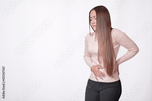 Mujer con dolor estomacal