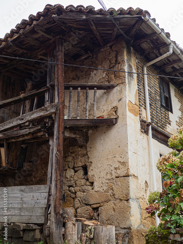 Vistas de una fachada de una casa vieja del pueblo de Cazo, en Cantabria, España, verano de 2020