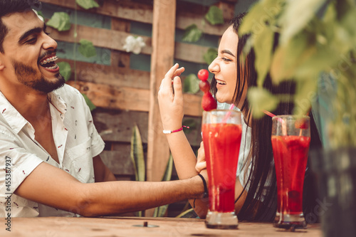 Fotografía pareja de jovenes disfrutando una tarde de comida en un restaurante  rustico