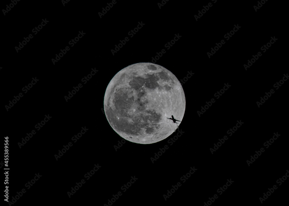 Obraz premium 月面通過