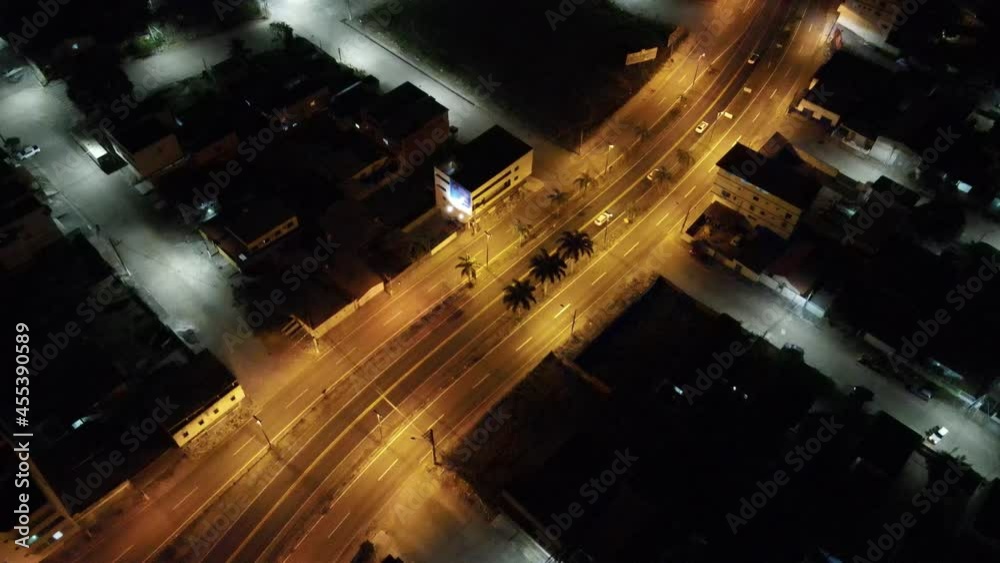 Visão aérea de Linhares, centro da ciadade com a BR101 a noite.